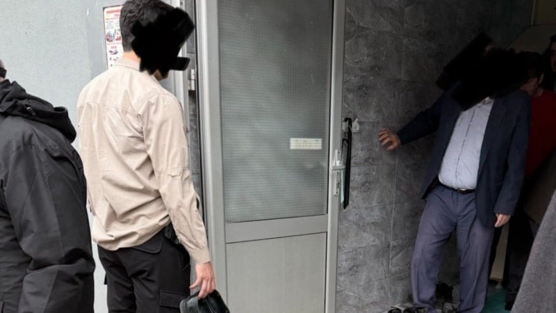 Karabük'te polis elinde ayakkabıyla kaymakamı bekledi, tepkiler sonrası açıklama geldi