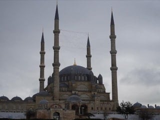 Selimiye Camii’nde Ramazan Hazırlığı: Minareler mahyayla aydınlandı