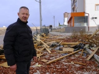 Karaman'a uçan çatının altında kalmaktan saniyelerle kurtuldu