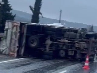 Denizli'de portakal yüklü kamyon refüje devrildi