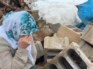 Hakkari'de ahırı yıkıldı, enkaz başında ağladı