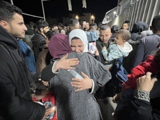 İsrail, para ve tehditle Gazze’ye dönüşü durduruyor