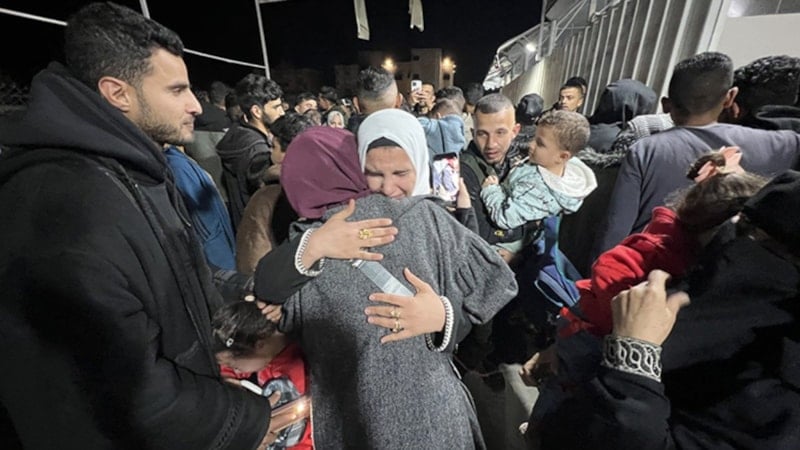 İsrail, para ve tehditle Gazze’ye dönüşü durduruyor