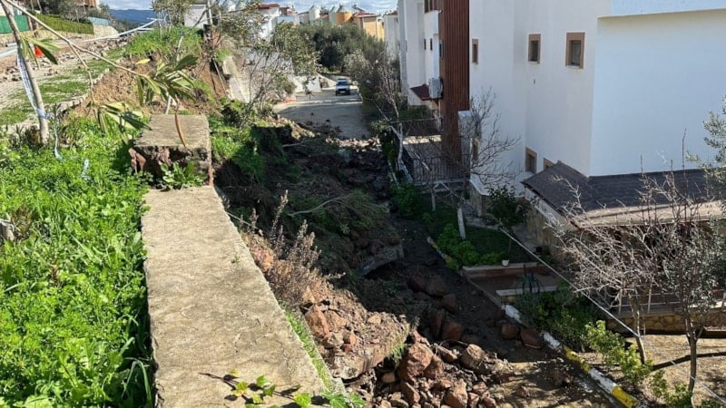 Çanakkale’de sağanak alarmı: Sitenin istinat duvarı çöktü