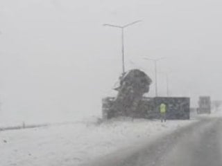 Bitlis’te kontrolden çıkan tır yan yattı