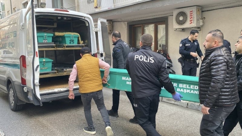 Manisa'da eşini uykusunda boğazını bıçakla kesip, öldürdü