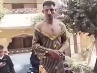 Mısır'da genç adam, kadın kıyafetleri giydirilip darbedildi