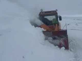 Kars’ta 4 metre karla kaplı yollar açılıyor