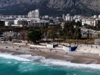 Antalya'da havanın ısınmasının ardından vatandaşlar sahillere akın etti