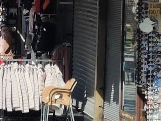 Kuşadası’nda kuyumcu soygunu: İş yeri sahibi şüphelinin üstüne kepenk kapattı