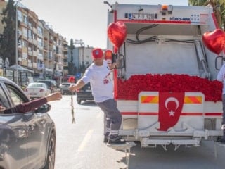Aydın'ın Kuşadası ilçesinde çöp kamyonundan karanfil dağıtıldı