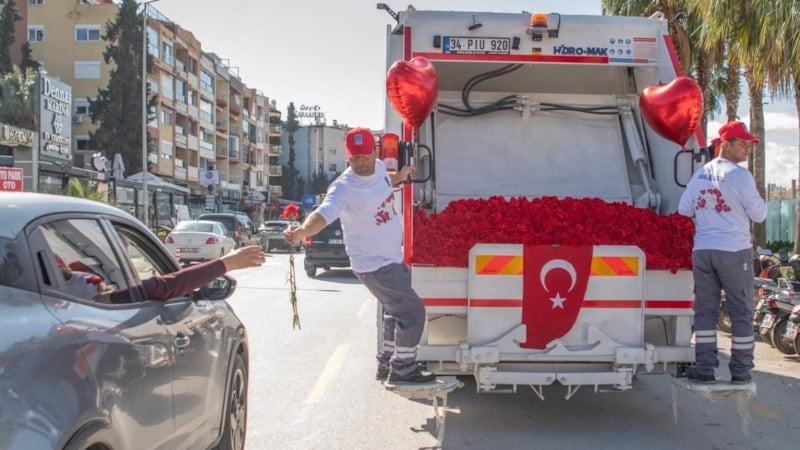 Aydın'ın Kuşadası ilçesinde çöp kamyonundan karanfil dağıtıldı