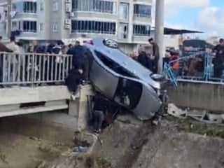 Mersin'de kazada takla atan araç köprüde asılı kaldı