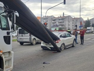 Ordu'da ani fren etkisiyle kayan demir çubuklar otomobile ok gibi saplandı