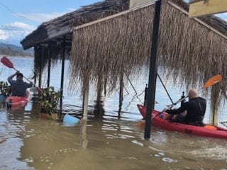 Muğla'da vatandaşlar Köyceğiz Gölü'nün taşması ile sokaklarda kano ile gezdi
