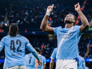 Manchester City, Salford City'yi iki golle geçti