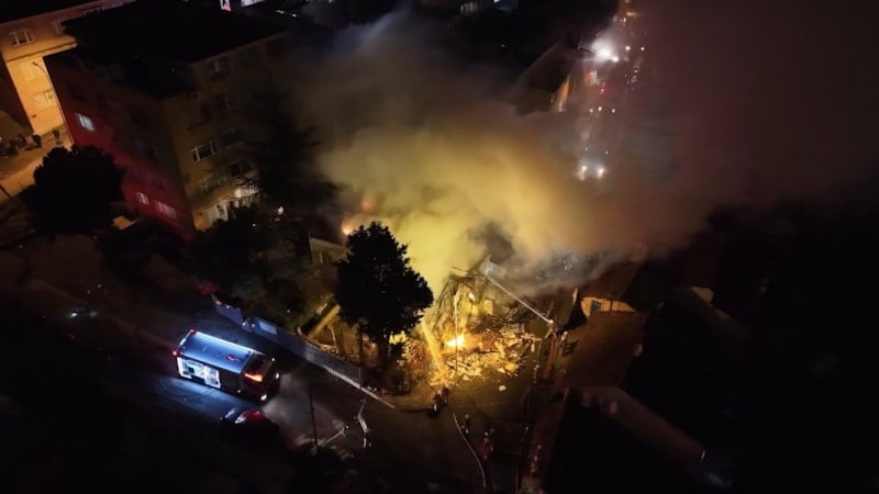 İstanbul'da iki katlı metruk bina alev alev yandı