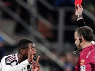 Juventus teknik direktörü ve yetkilileri Inter maçının sonunda hakemlerin önünü kesti