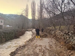 Adana'da sel ve heyelan sonrası kapanan yollar ulaşıma açılıyor