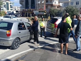 Antalya'da kaza yapan motosikletli ısrarla polisi çağırdı, zararlı çıktı