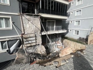 İzmir'de istinat duvarının çöktüğü bölgede çalışmalar sürüyor