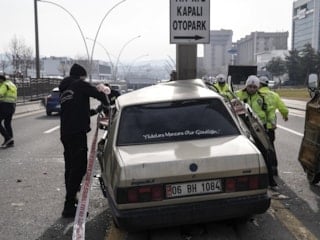 Ankara'da direğe çarpan otomobil hurdalık oldu: Sürücü hayatta kalmayı başardı