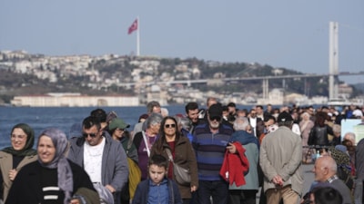 İstanbul'da sıcaklık 23 dereceyi gördü: Vatandaşlar sahillere akın etti