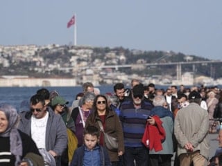 İstanbul'da sıcaklık 23 dereceyi gördü: Vatandaşlar sahillere akın etti