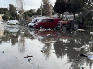 İzmir'de şantiyede bekletilen çöpler yağmur sularıyla sokağa dağıldı