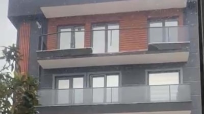 Çanakkale'de fırtına: Evin balkon camı yıkıldı