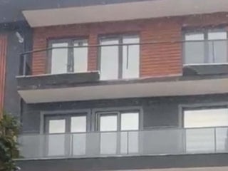 Çanakkale'de fırtına: Evin balkon camı yıkıldı