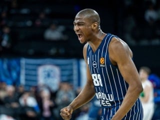 Anadolu Efes'te Kai Jones'un sözleşmesi uzatıldı