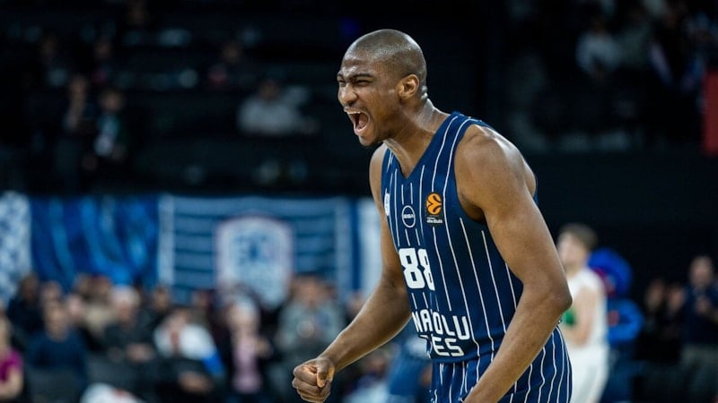 Anadolu Efes'te Kai Jones'un sözleşmesi uzatıldı