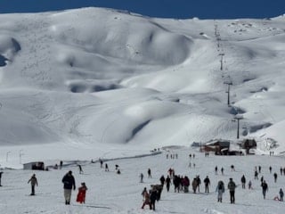 Hakkari'nin 2 bin 800 rakımlı kayak merkezinde yoğun günler yaşanıyor