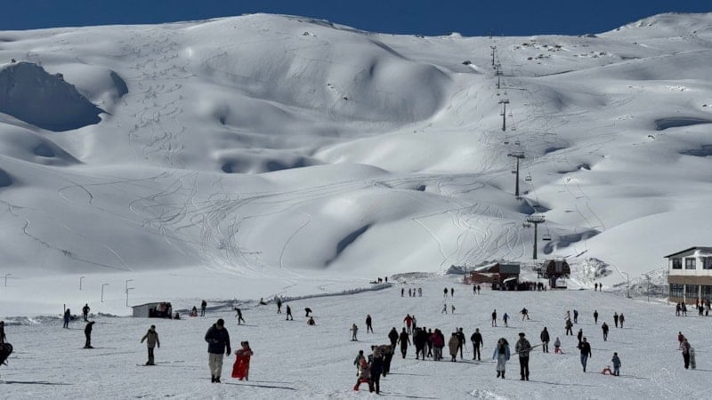 Hakkari'nin 2 bin 800 rakımlı kayak merkezinde yoğun günler yaşanıyor