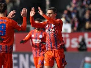 Edin Dzeko asistler yaptı, Schalke 04 galip geldi