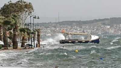 Balıkesir'de deniz taştı, sokakları su bastı