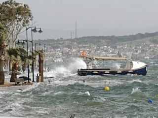 Balıkesir'de deniz taştı, sokakları su bastı