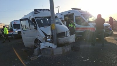 Şanlıurfa'da işçileri taşıyan servis direğe çarptı: 15 yaralı