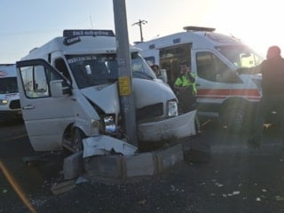 Şanlıurfa'da işçileri taşıyan servis direğe çarptı: 15 yaralı