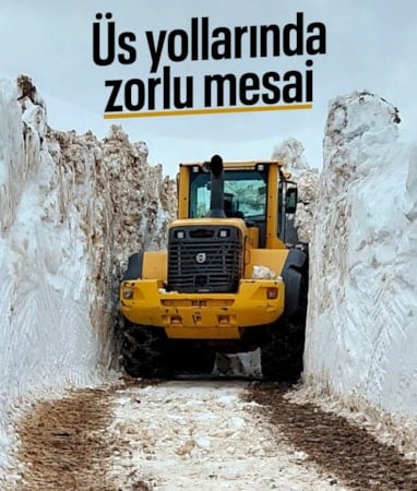 Hakkari'de üs yollarındaki 4 metrelik karla mücadele
