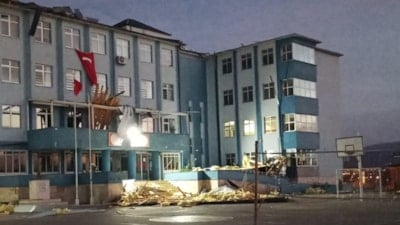 Düzce'de fırtınanın çatısını uçurduğu okulda eğitime ara verildi
