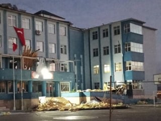 Düzce'de fırtınanın çatısını uçurduğu okulda eğitime ara verildi