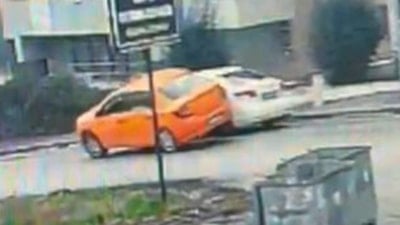 Ankara'da park halindeki otomobile çarpan taksici kaçtı