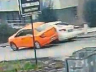 Ankara'da park halindeki otomobile çarpan taksici kaçtı