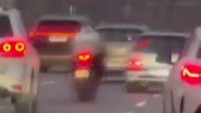 İstanbul Küçükçekmece'de motosiklet ve otomobilin yarışı kameraya yansıdı