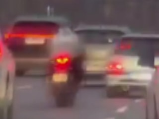 İstanbul Küçükçekmece'de motosiklet ve otomobilin yarışı kameraya yansıdı