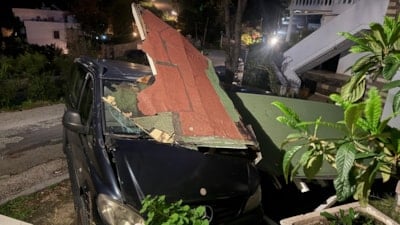 Muğla'da sundurma araçların üzerine yıkıldı