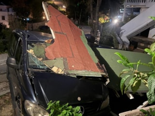 Muğla'da sundurma araçların üzerine yıkıldı