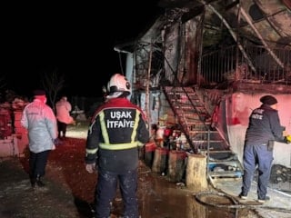 Uşak'ta prefabrik evde çıkan yangında karı koca can verdi